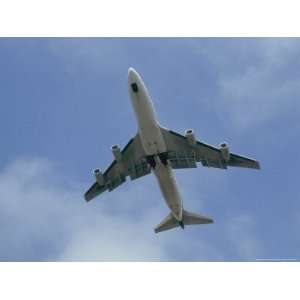  An Airplane Arrives at Ronald W. Reagan National Airport 