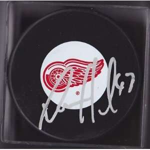  Darren Helm Autographed Puck   Autographed NHL Pucks 