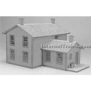    Evergreen Hill Design HO Scale Section House Kit Toys & Games