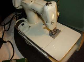SINGER 221 FEATHERWEIGHT IN WHITE WITH ACCESORIES VERY VERY NICE 