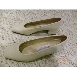 Etienne Aigner Cream heels shoes size 6 1/2 M