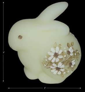 Fenton Daisies on Custard Satin #5162 Bunny Figure  